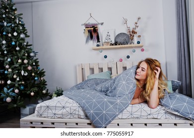 Sexy Naked Blonde Model On Bed Foto Stok Shutterstock