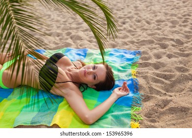 Sexy Woman Wearing Pink Bikini Walking Foto Stok Shutterstock