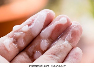 Sticky wet fingers