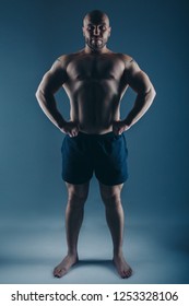 Strong Naked Muscular Man Shows Off Foto De Stock 1253328106 Shutterstock