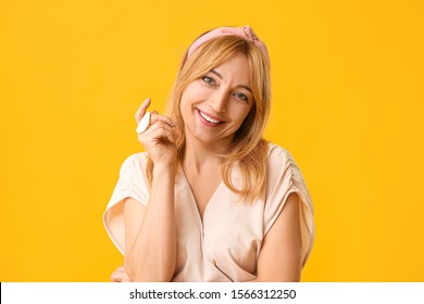 Stylish Mature Woman On Color Background Foto Stock