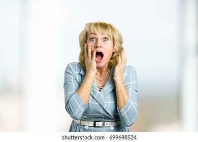 Surprised Mature Woman Open Mouth Amazed Foto De Stock 716716021