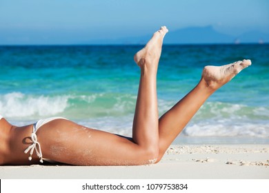 Sexy Women Legs On Beach Foto De Stock Shutterstock