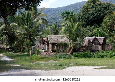 Thatched Roof Mud Huts Typical Tribal Shutterstock