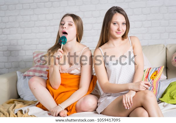 Молодая лесбиянка играется с киской подруги