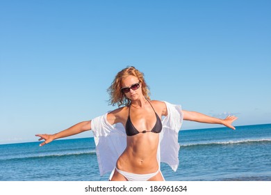 Fit Woman Bikini White Shirt On库存照片678129385 Shutterstock