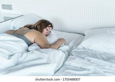 Голая жирная жена в постели 
