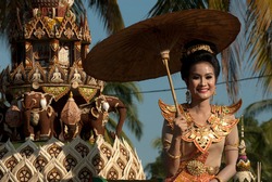 SUKHOTHAI, THAILAND - NOV 10: Loy Krathong festival in Sukhothai.People parade in Loy Krathong festival.on November 10,2011 in Sukhothai, Thailand.