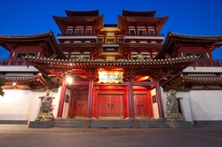 This image shows the Buddha's Relic Tooth Temple in Singapore Chinatown
