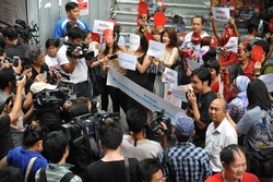 BANGKOK - JUNE 2: Red Shirts stage a rally in support of the government in Bangkok's shopping district on June 2, 2013 in Bangkok, Thailand.
