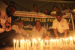 KARACHI, PAKISTAN - MAY 03: Journalists are holding candle light vigil to pay tribute to
slain journalists and media persons, on the occasion of Press Freedom Day on May 03, 2017 in Karachi.