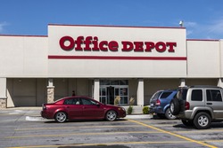 Ft. Wayne - Circa August 2017: Office Depot Strip Mall Location. Office Depot has combined annual sales of approximately $11 billion V