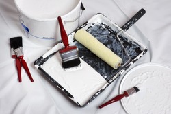 paint brushes and roller of a home decorator