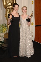REESE WITHERSPOON (right) & RACHEL WEISZ at the 78th Annual Academy Awards at the Kodak Theatre in Hollywood. March 5, 2006 Los Angeles, CA 2006 Paul Smith / Featureflash