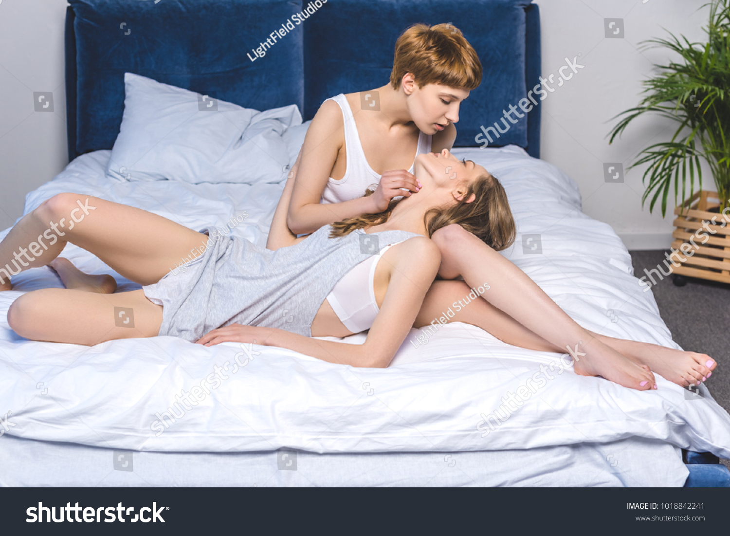 Русские лесбиянки целуются и позируют на диване на камеру голые