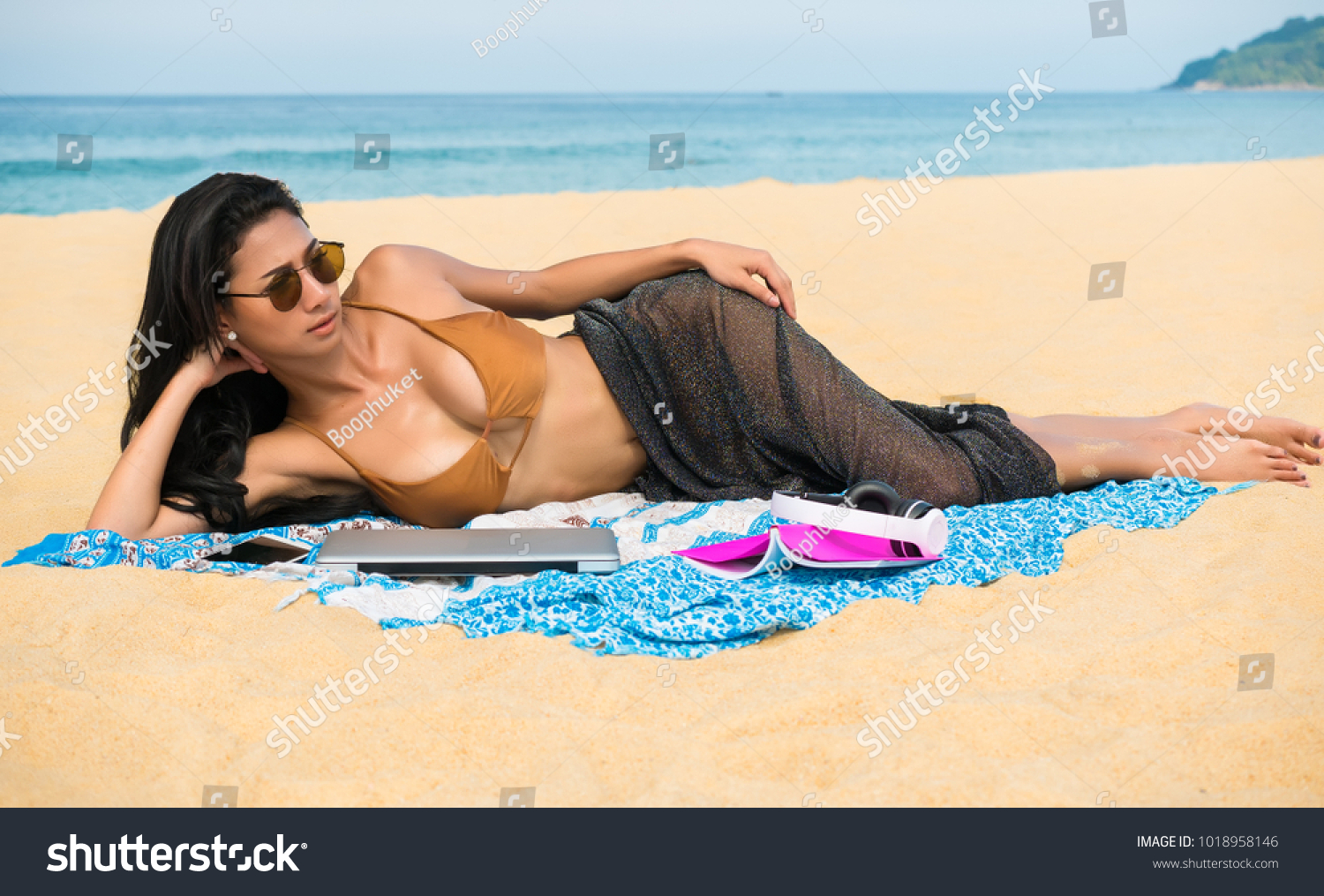 Sexy Woman Sunbathing On Beach Laptop Foto Stok Shutterstock