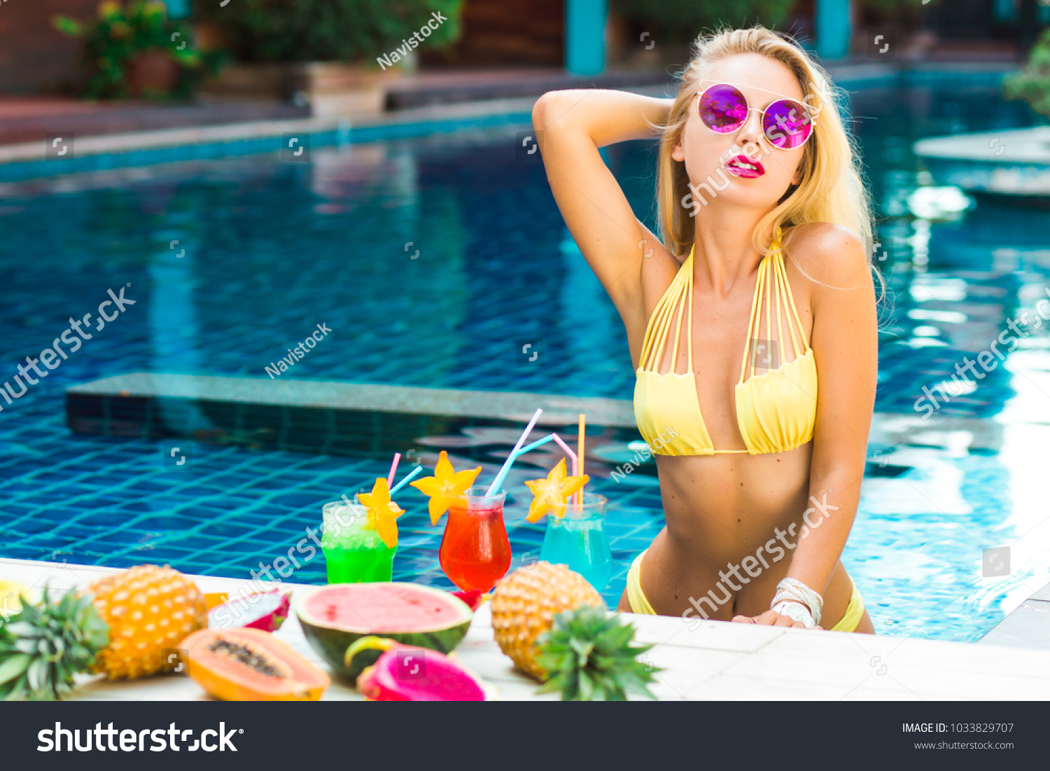 Голая барышня у бассейна в жаркий солнечный день