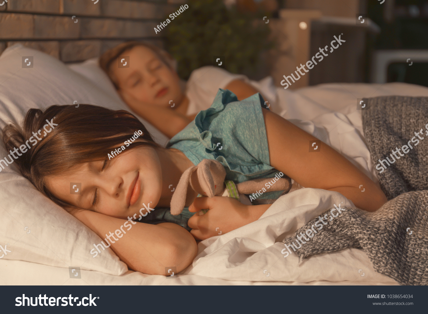 Худая девушка ебется с пьяным братом который крепко спит 