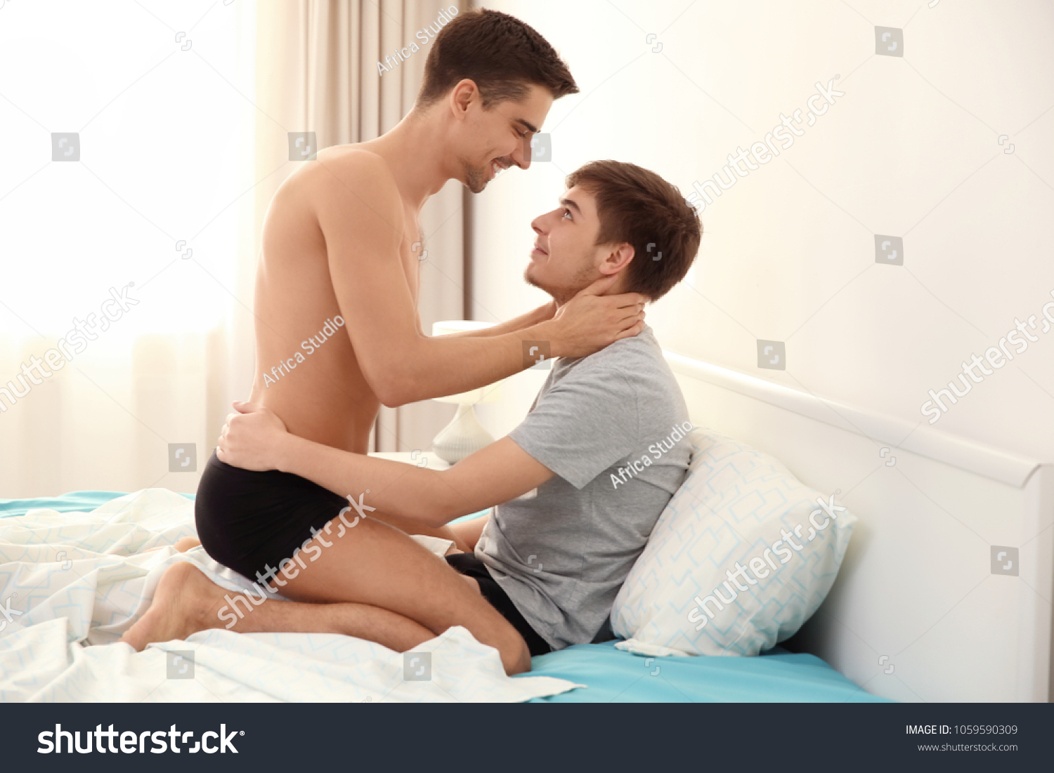 Два Парня Занимаются Сексом На Кровати