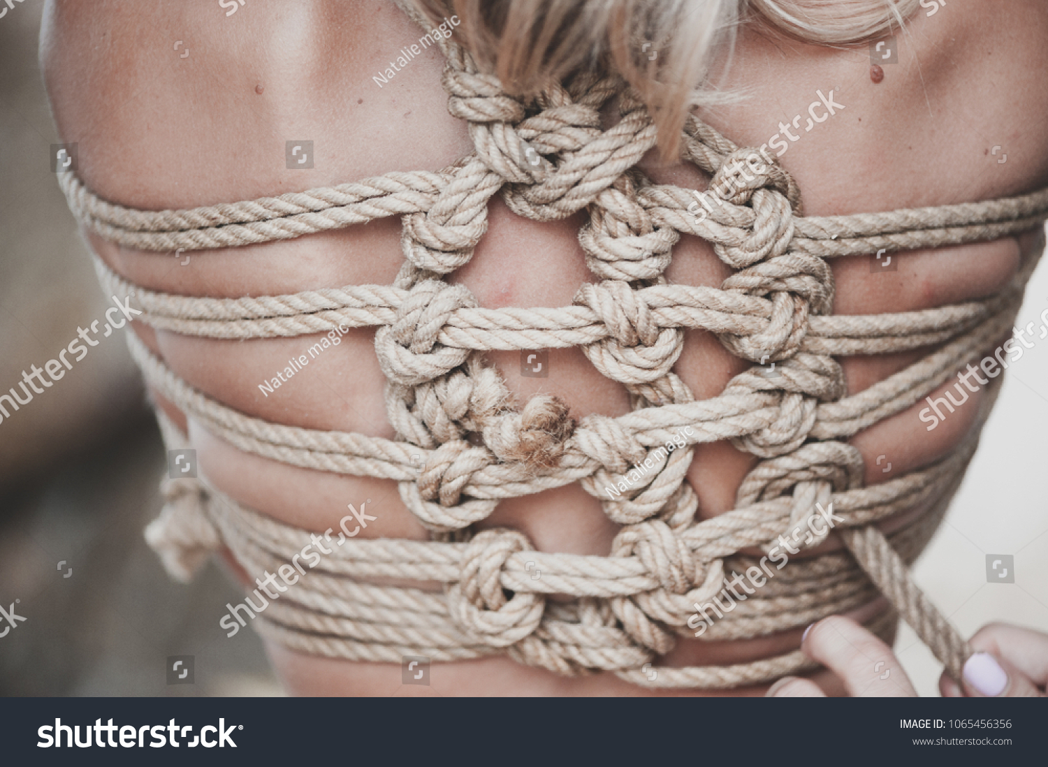 Девушка в чулках и верёвках вместо трусов