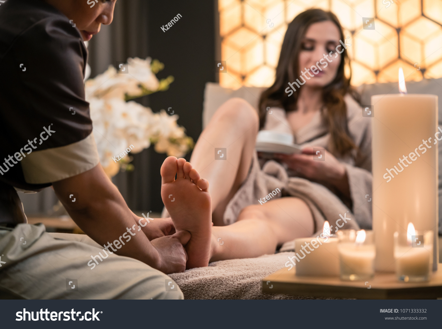 Кореянка мастурбирует под массаж ступней