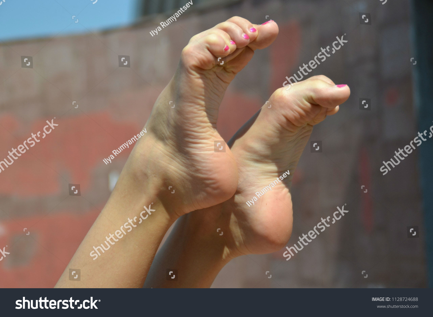 Pointing toes