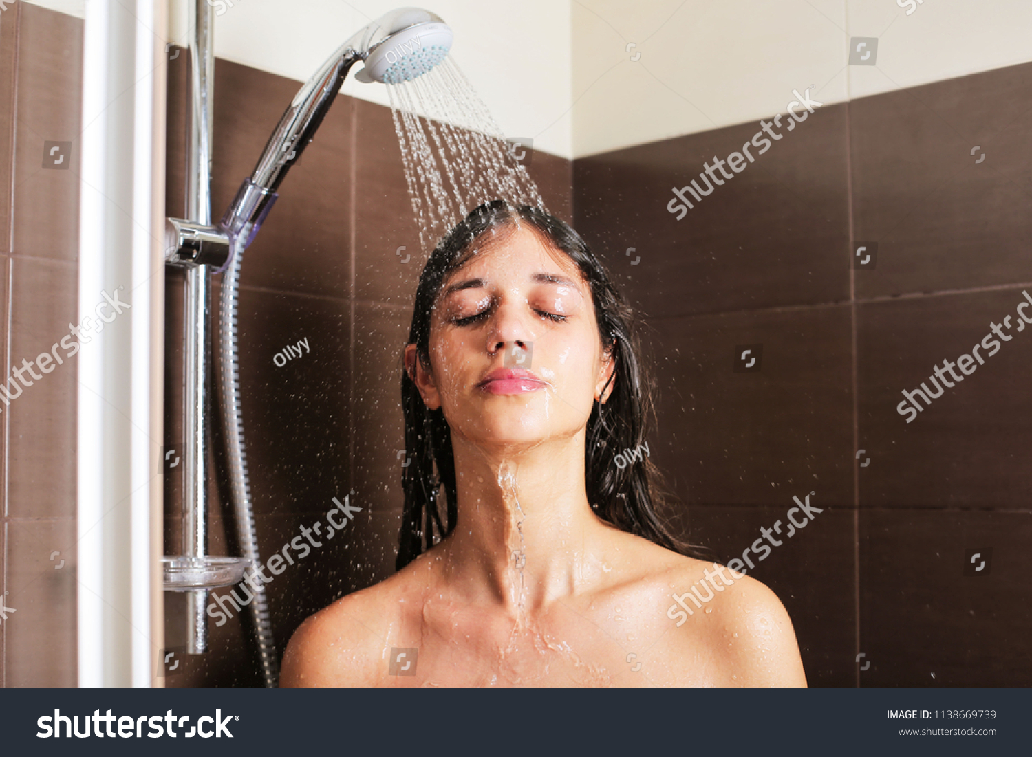 Элегантная азиатка принимает душ 