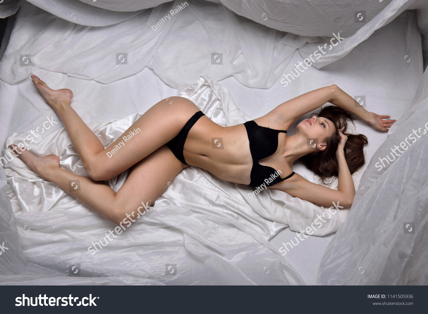 Модель Ксана раздвигает ноги лежа на кровати 