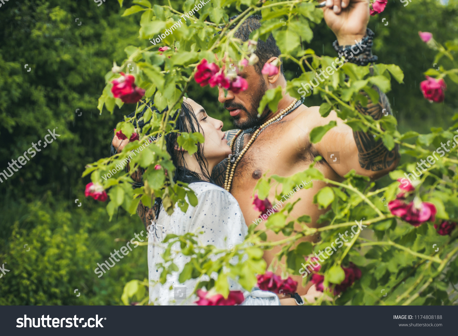 Fotografia Do Stock Sexy Couple Kissing In The Blooming Garden Naked