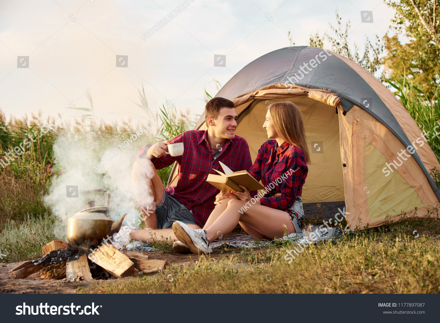Молодой человек трахает красивую подругу в палатке на природе