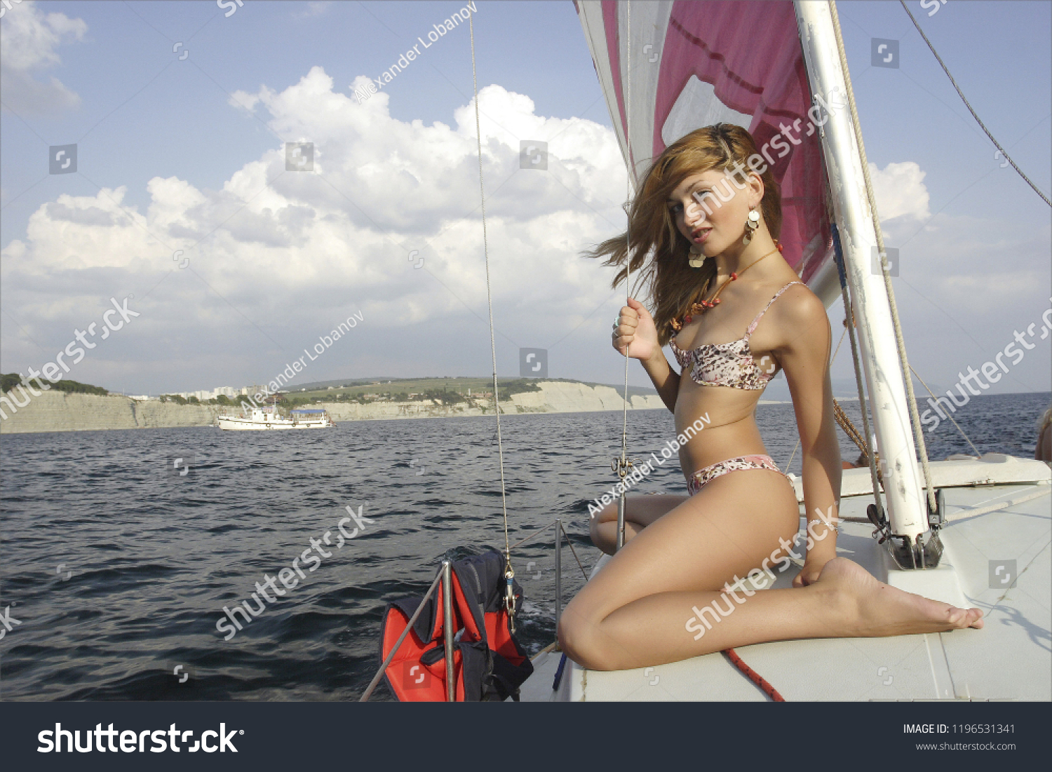 Молоденькая ходит голая по яхте 
