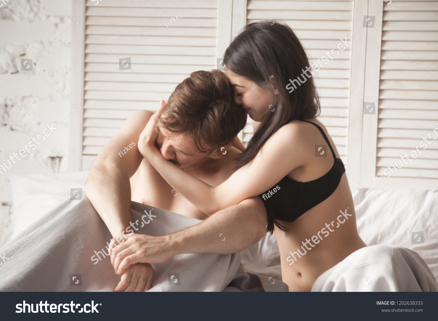 На фото голая пара молодых девушек