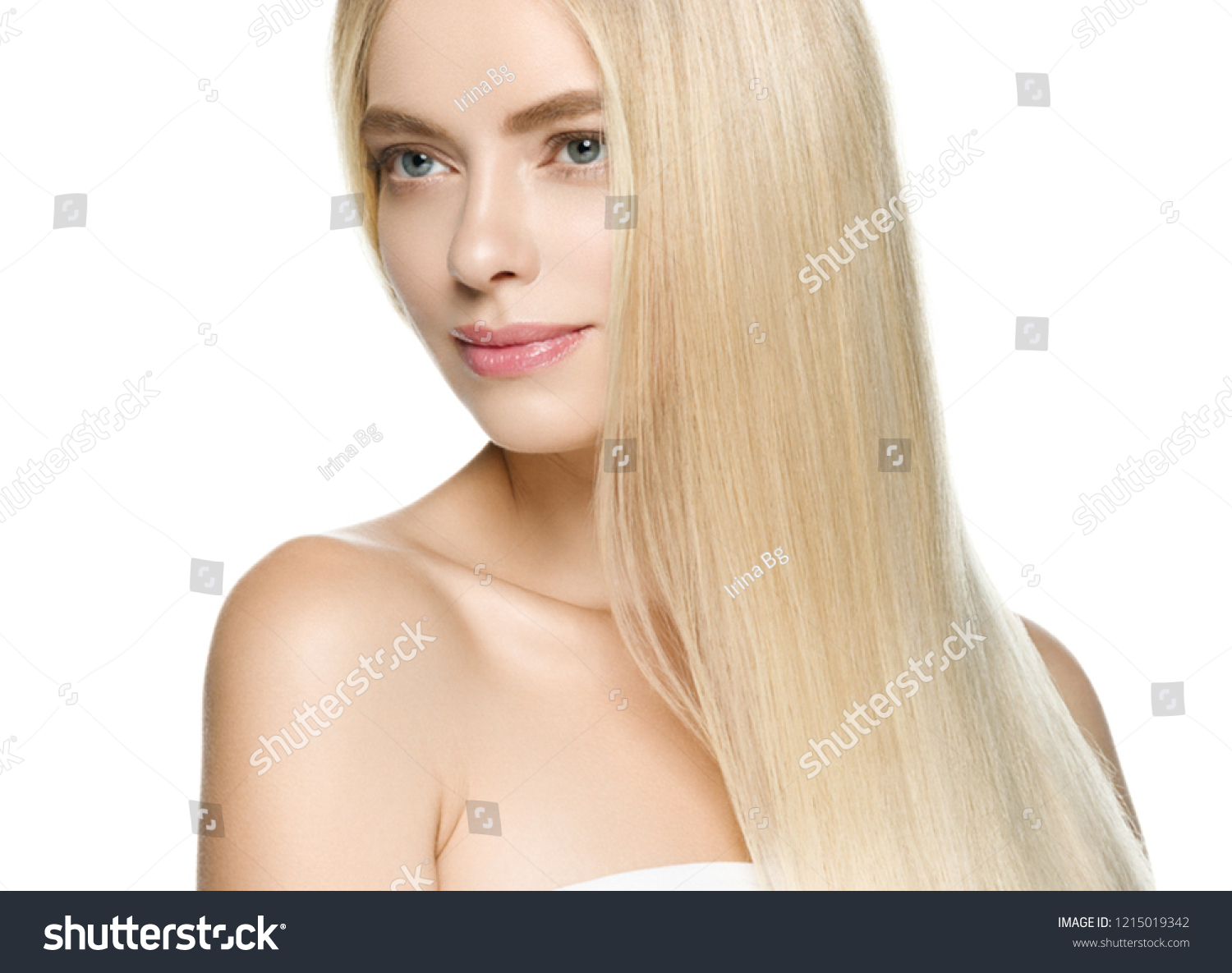 Голая Лиза с длинными светлыми волосами показывает нежное тело