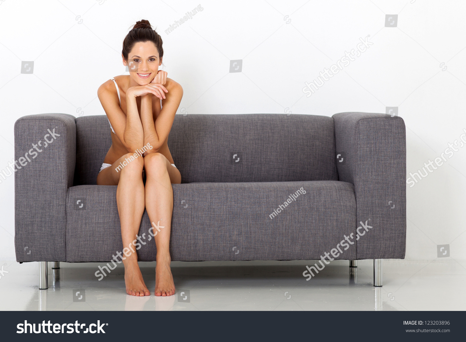 Желанная милашка разделась догола сидя на диване