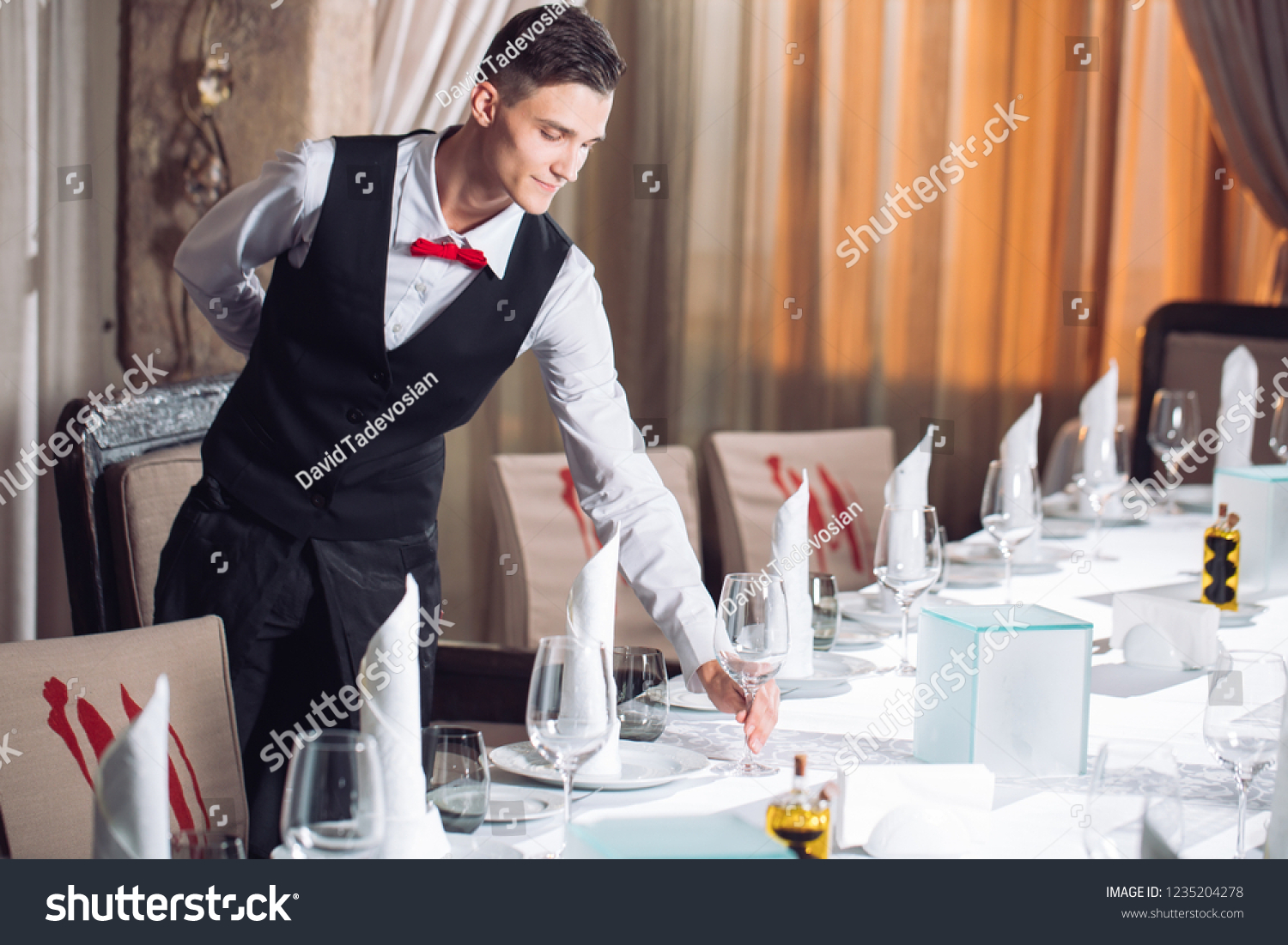 Официант трахает на стуле зрелую посетительницу фото