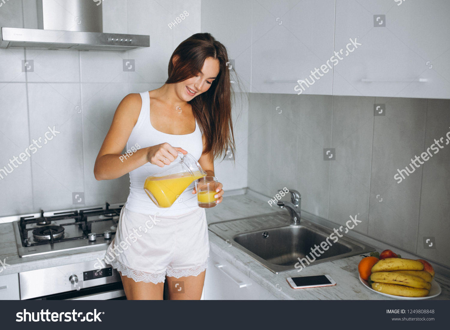 Женщина занимается рукоблудием на кухне