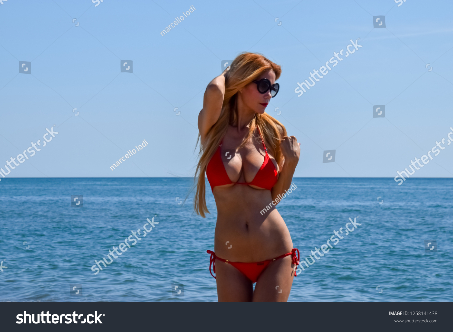 Sexy Blonde Model Red Micro Bikini Foto De Stock Shutterstock