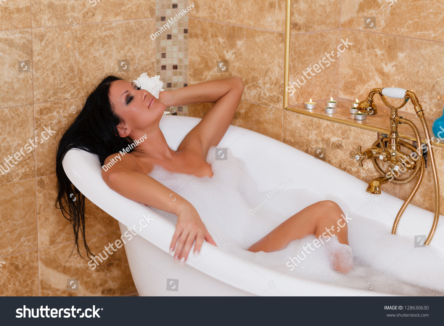 В домашнем видео зрелая и грудастая дамочка разделась и принимает ванную