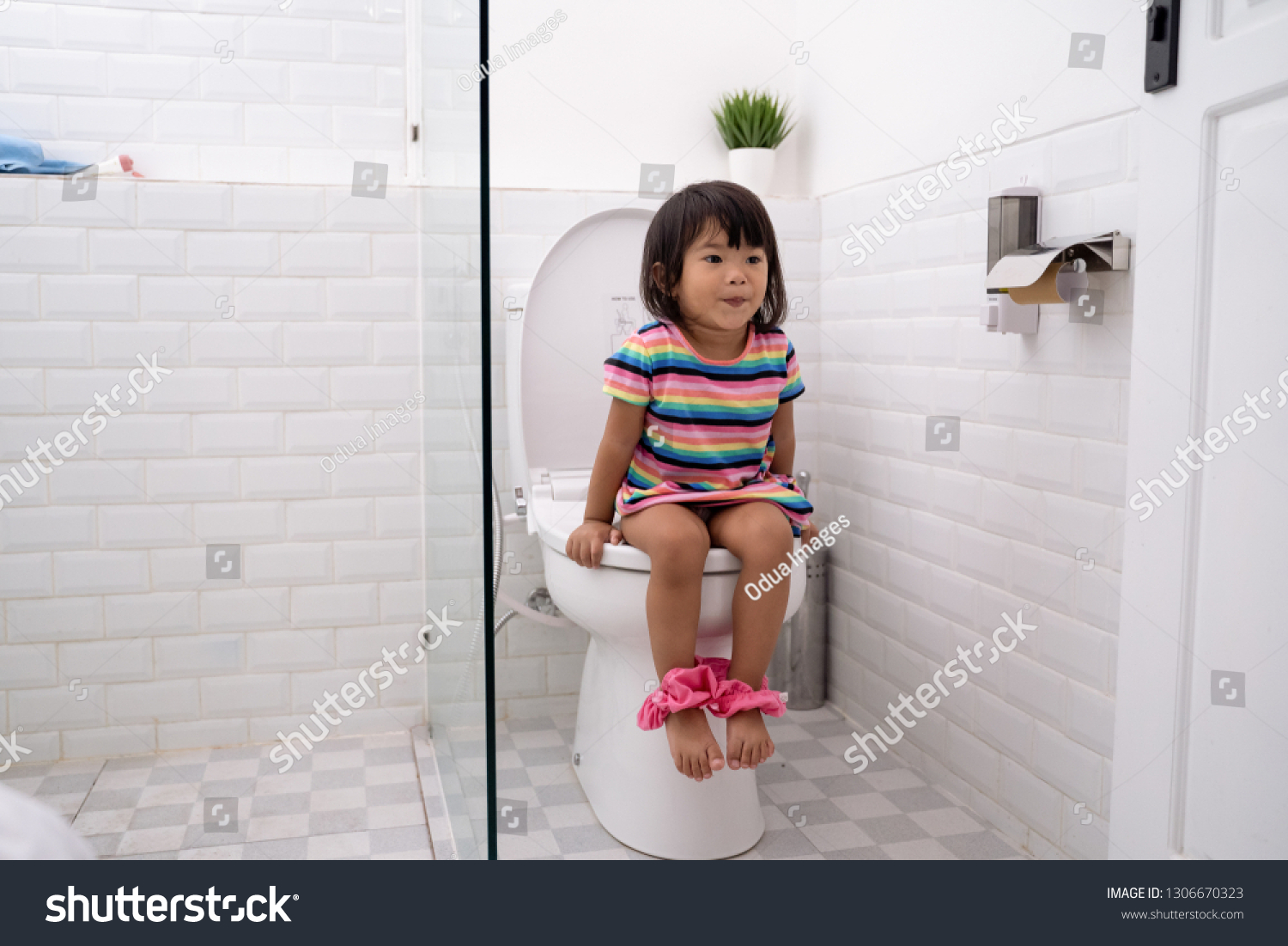 Chinese girls go toilet