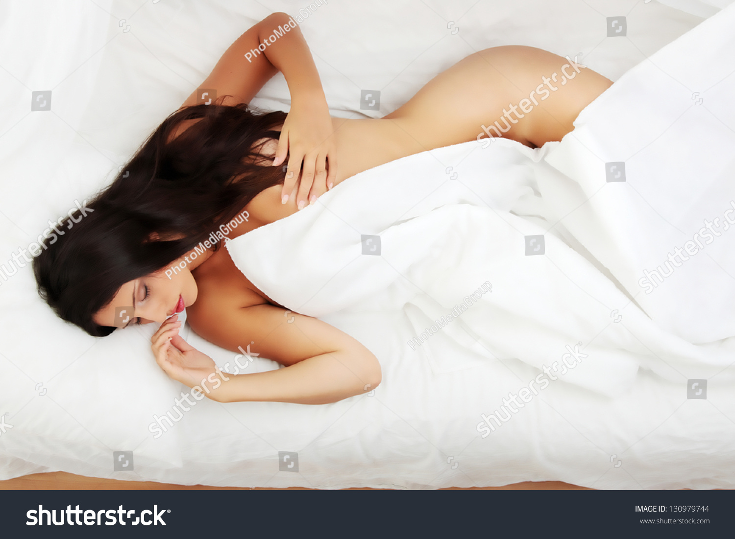 Голые в постели девушки долго просыпаются после сна