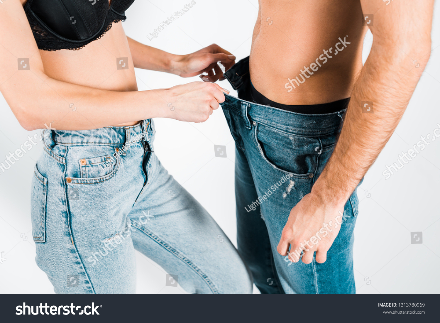 Опытная дама снимает джинсы