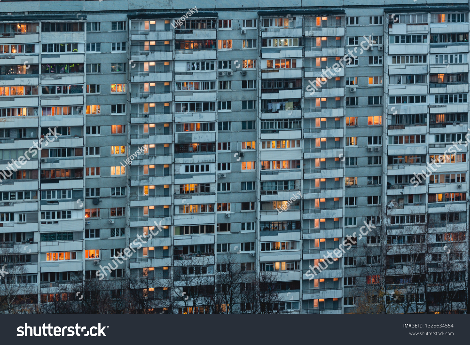 Катюша светит промежностью на балконе многоэтажки
