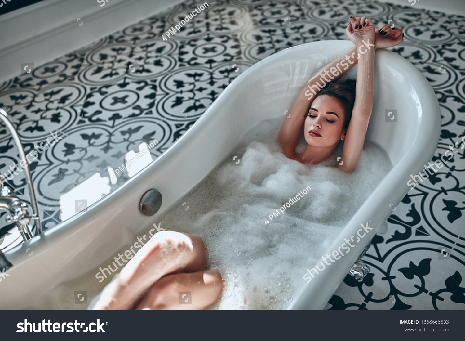 Attractive Sexy Woman Lying Naked Bath库存照片1368666503 Shutterstock