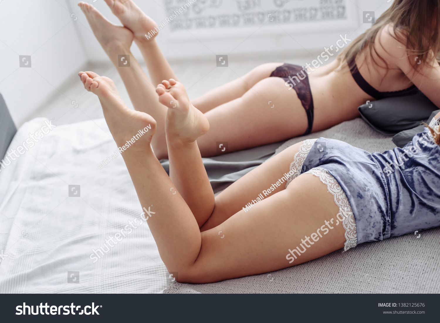 Племянница лёжа на диване ласкает свою грудь фото