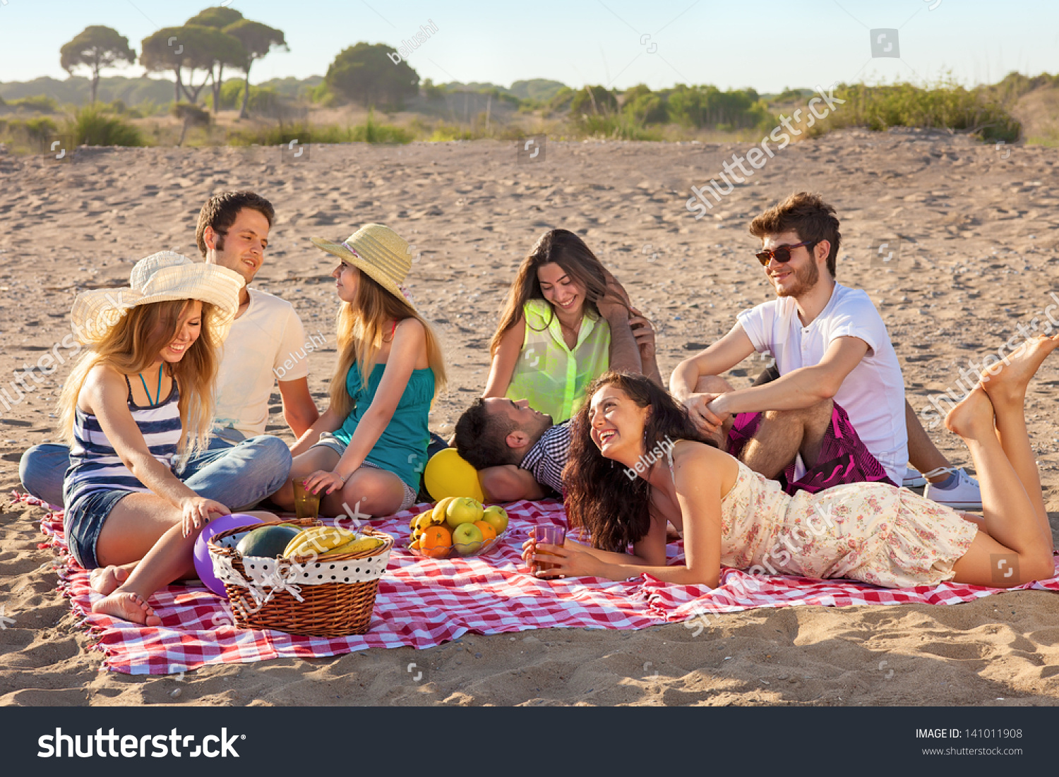 Группа нудистов на пикнике фото