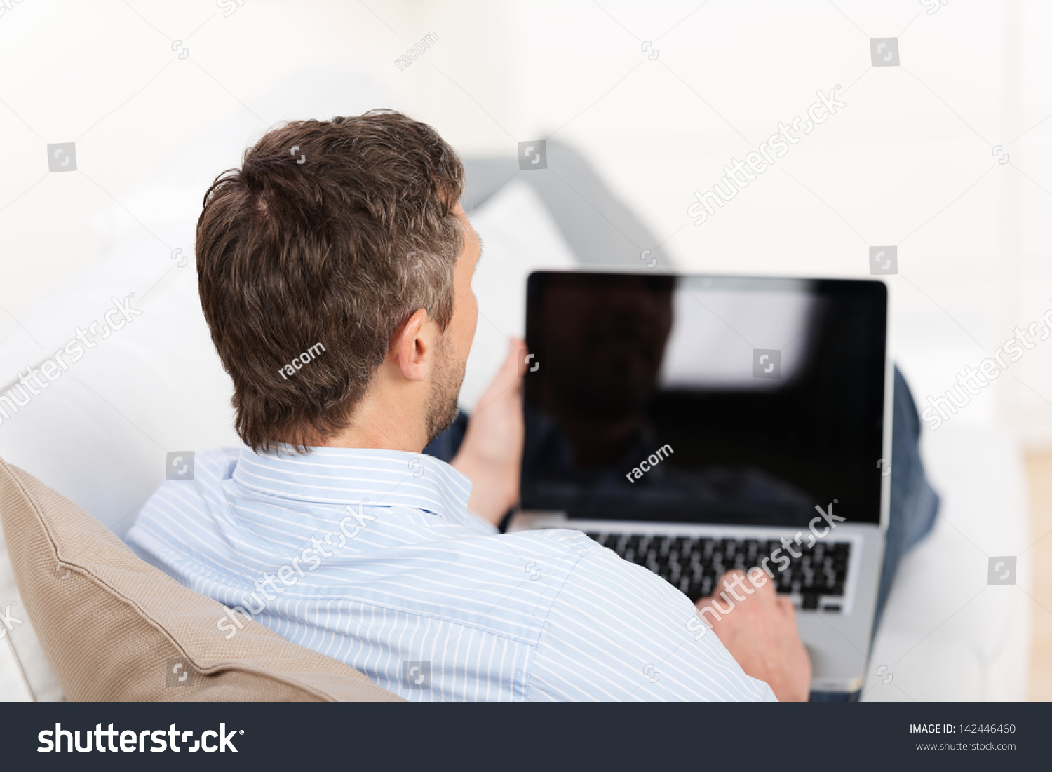 Парень дрочит хер сидя за компьютером фото