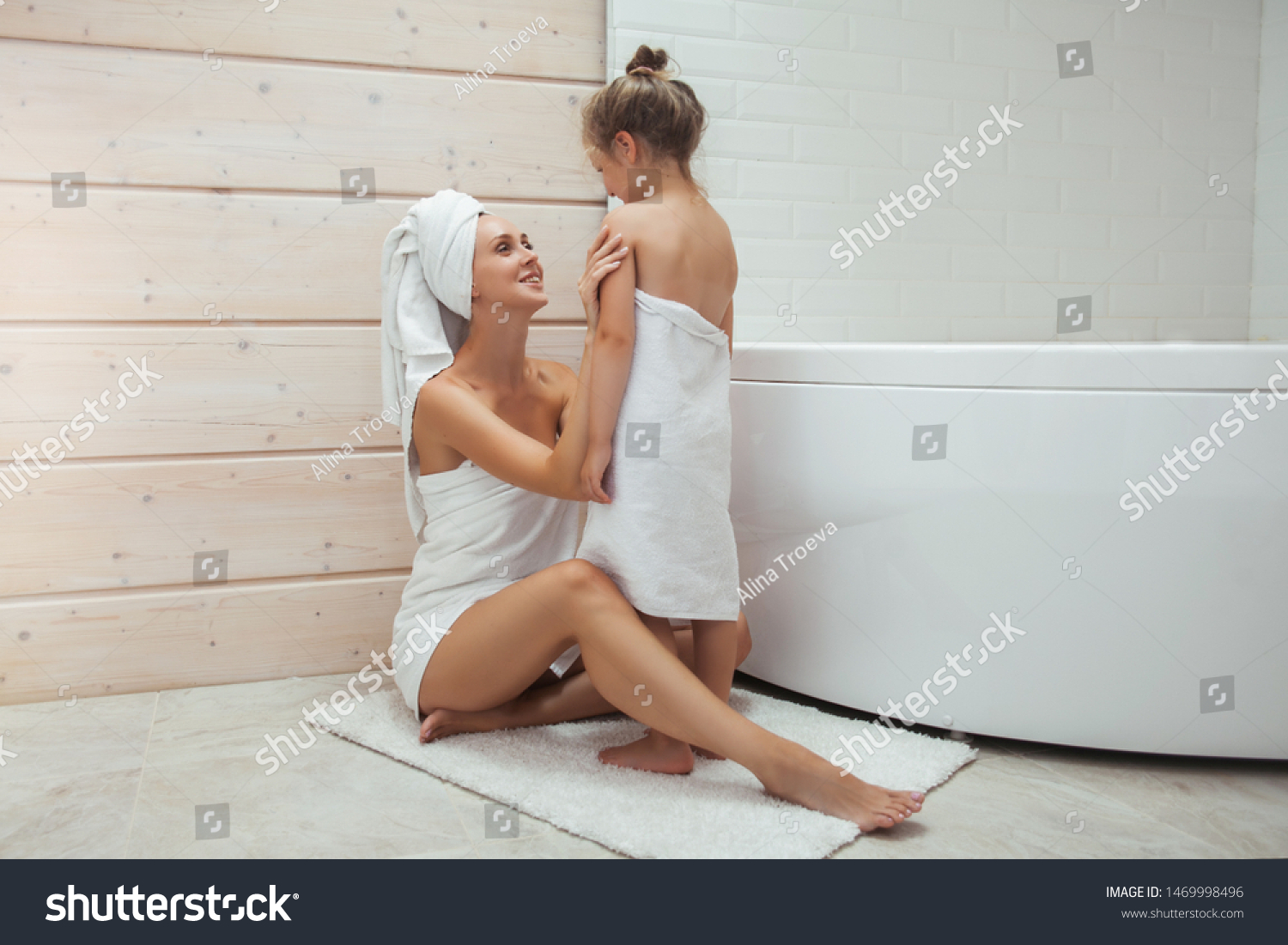 Сын трахает мать в ванной комнате и спальне страстно