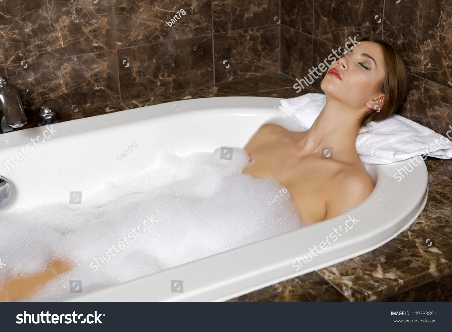 Брюнетка искупалась в ванной и показала пикантные места