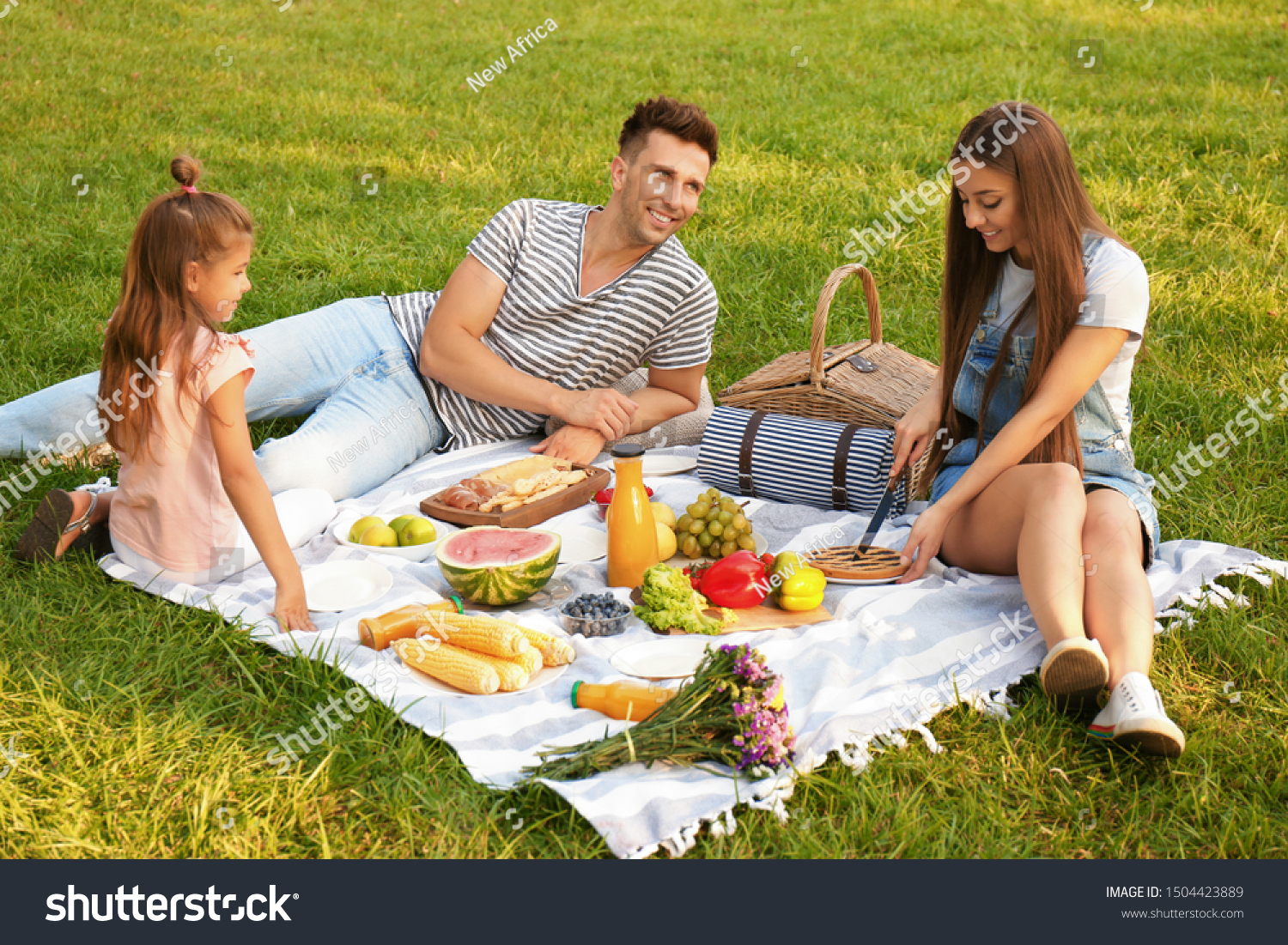 Жена на пикнике сняла всю одежду фото
