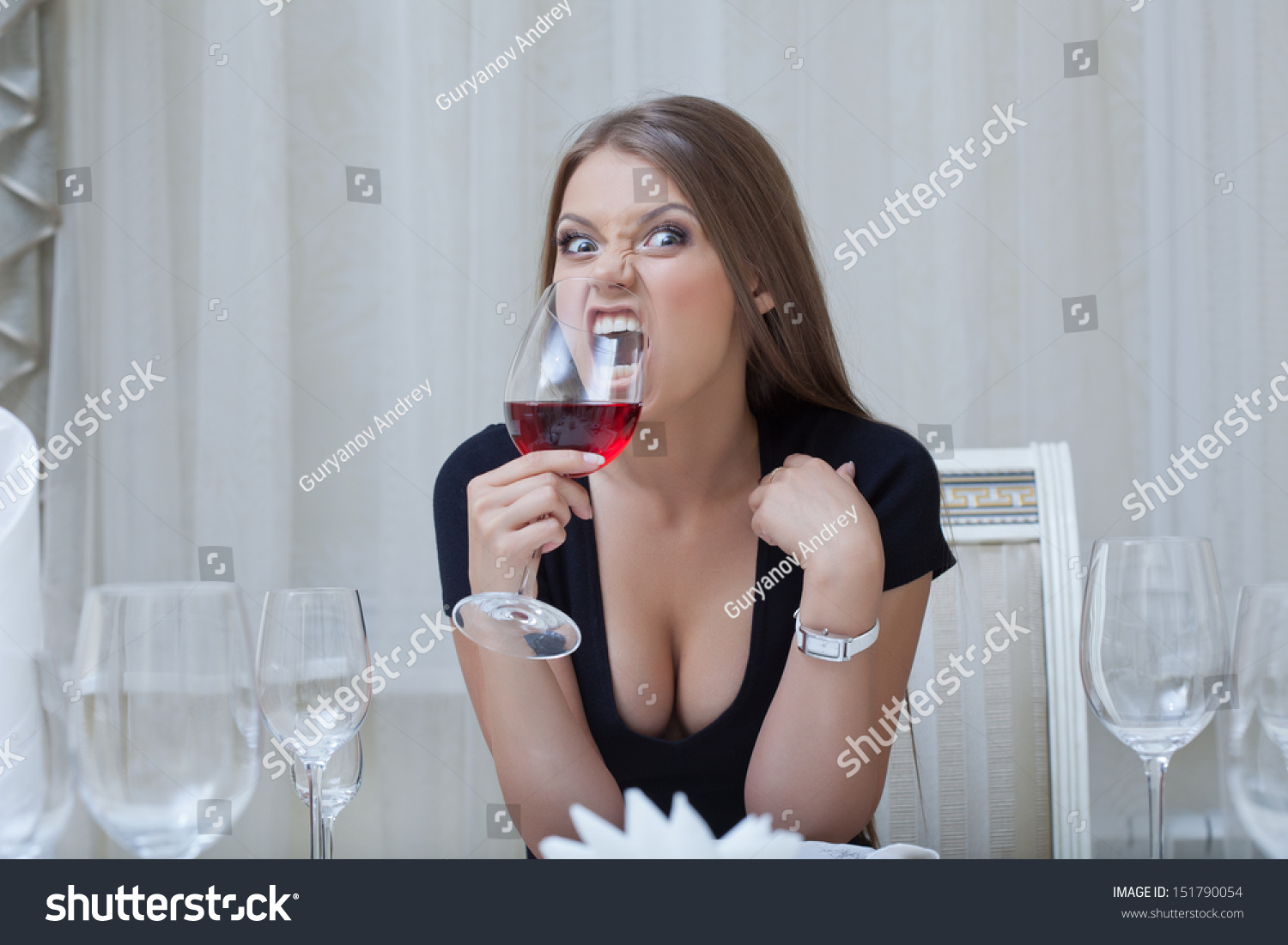 Грудастые смуглянки с большими дойками пьют шампанское за столом